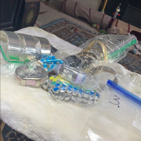 Lot #3  1# bag assorted jewelry - Picture 3 of 8